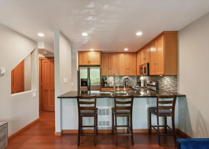 Charming 2Br Townhouse Near Green Lake