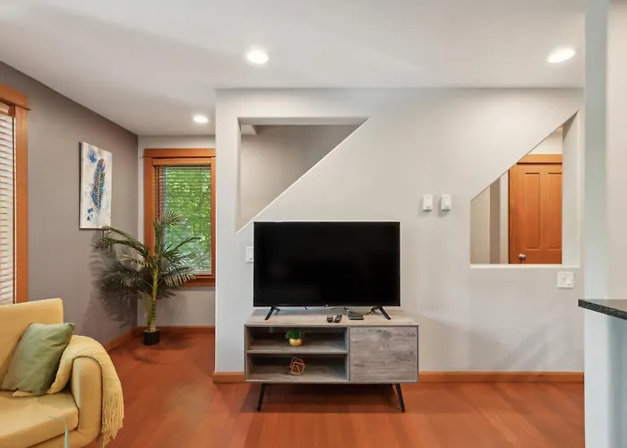 Charming 2Br Townhouse Near Green Lake